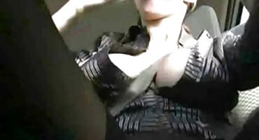 cat girl sex Để dương vật giữa hai heosex bầu ngực của cô ấy.