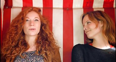 phim sex lồng tiếng việt BandugUgan có sinh viên đeo kính trong studio. phim sex mỹ đen